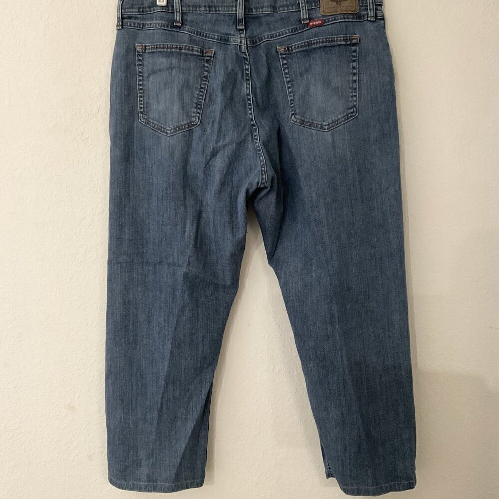 Wrangler Men's Relaxed Fit Blue Jeans 40x29 Medium Wash Denim Great Condition